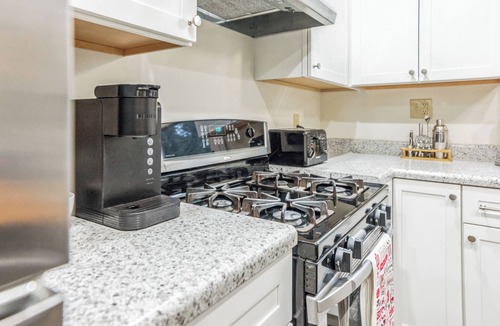 Bloomington Cottage | Modern Cottage Walkable to IU Campus & Kirkwood. Family Friendly!