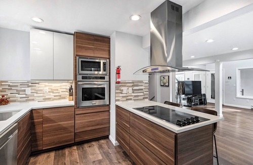 Bushkill House | Modern Creek-front House with Rooftop and Volleyball court