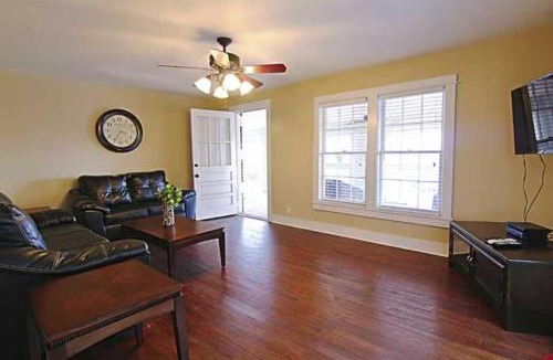 Florence House | Modern Florence Suite Near UNA with Patio Sleeps 4