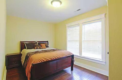 Florence House | Modern Florence Suite Near UNA with Patio Sleeps 4