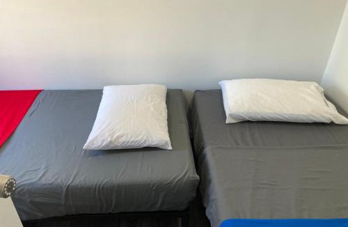 Ironbound District House | Modern GuestHouse Ironbound Newark with KITCHEN-FastTrainToNYC-OneStopToAirport