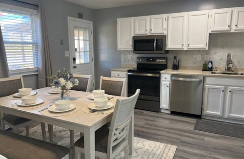 Halethorpe House | Modern Halethorpe Home. Sleeps 8. 4 Beds. Near BWI, UMBC & Baltimore