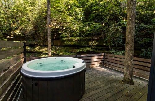 Campton House | Modern Mirror Home w/Hot-tub - “Glass House” #1