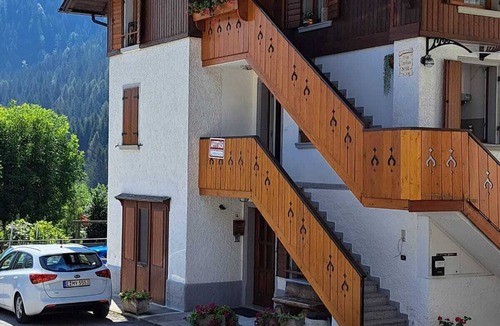 Auronzo di Cadore Apartment | Modern renovated vacation apartment in Auronzo di Cadore with lake view & two balconies