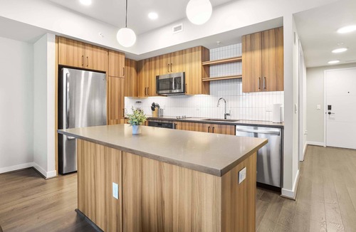 Clarendon Apartment | Modern Retreat with Easy Metro Access