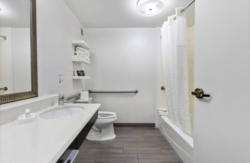 East Texas Hotel | Modern Room with Breakfast w/Breakfast & Indoor Pool Close to Dorney Park
