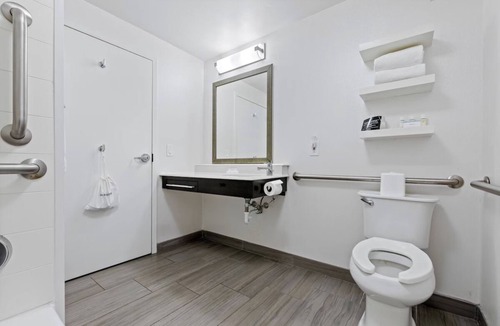 East Texas Hotel | Modern Room with Breakfast w/Breakfast & Indoor Pool Close to Dorney Park