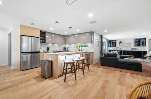 Largo House | Modern Villa- Heated Pool, Mini Golf & Games, 15 min to Beaches! 4 bd sleeps 12