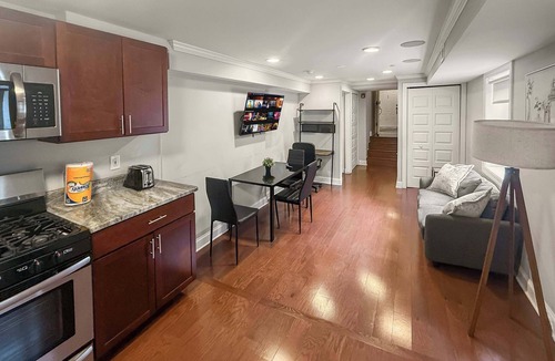 Southwark Apartment | Modest 2BR Stay by Independence Hall | Sleeps 6