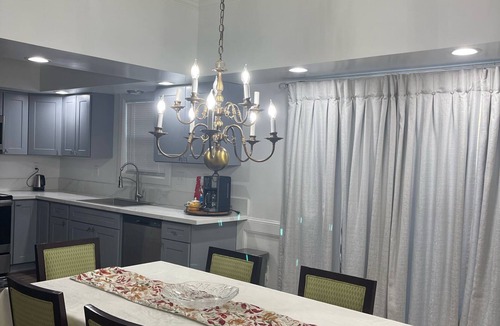 Ellendale House | MONTHLY STAYS-Expansive 7 BR Home Over 3,000 Sq ft-Close to all Essentials.