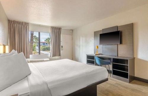 Weeki Wachee Hotel | Motel 6-Spring Hill, FL - Weeki Wachee