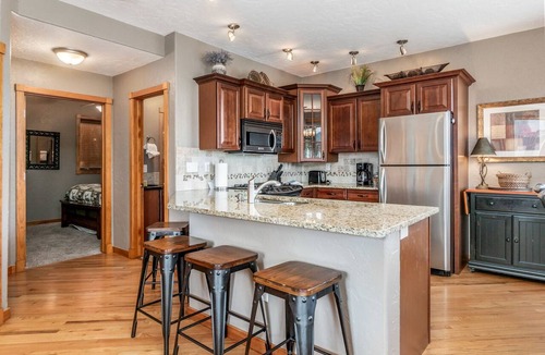 Estes Park Condo | Mount Cirrus 10B - 2 Br Condo with Private Hot Tub - Mountain Views