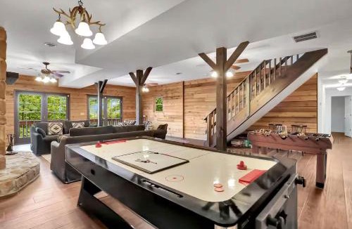 Berkeley Springs Ski Chalet | Mountain lodge w hot tub & game room