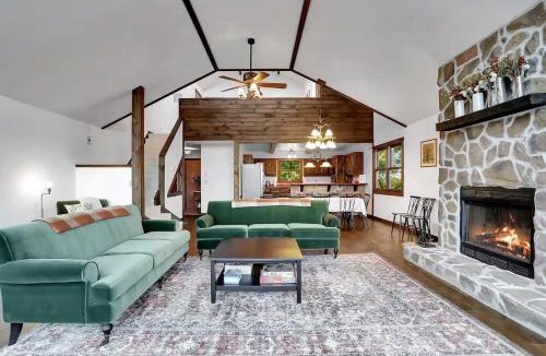 Berkeley Springs Ski Chalet | Mountain lodge w hot tub & game room
