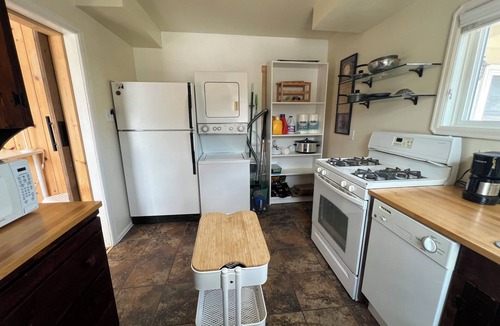 Idaho Springs House | Mountain View - 1 Bedroom, or 2, Lots of Light, Quiet, Walk to Town