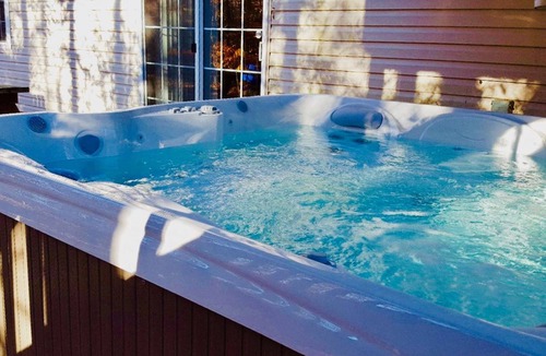 Pocono Lake Apartment | ⛱️⛷️⛰️Mt. Maplewood Chalet❤️2BR★HotTub★Poconos★Fireplace★Ski★Dogs+