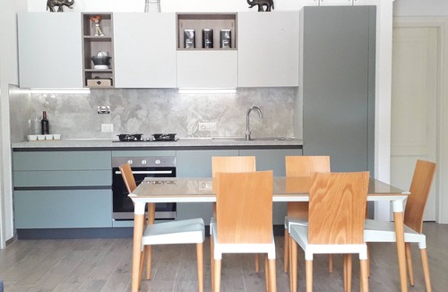 Posada House | NEW HOUSE, & FENCED GARDEN, PRIVATE PARKING NEAR BEACHES.