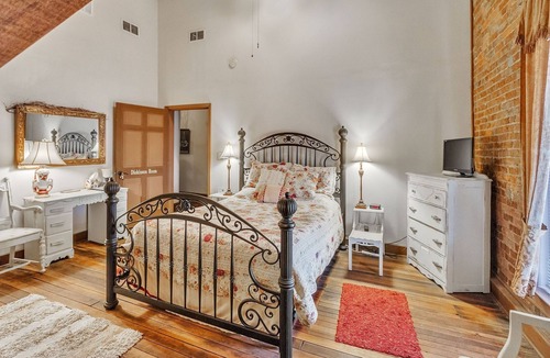 Glasgow Bed & Breakfast | NEW LISTING! Dickinson Room by Main Street Bed & Breakfast