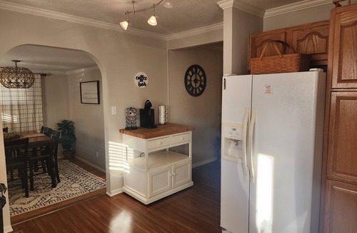 Olney House | New listing! Private 3 bedroom 2 bath home with BEAUTIFUL sunroom!