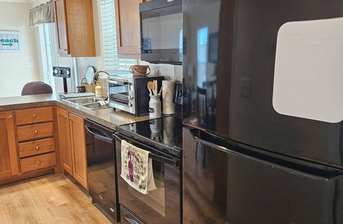 Largo House | NEW LISTING! Relaxing 1BR Retreat with Pool, 15 Mins from the Beach