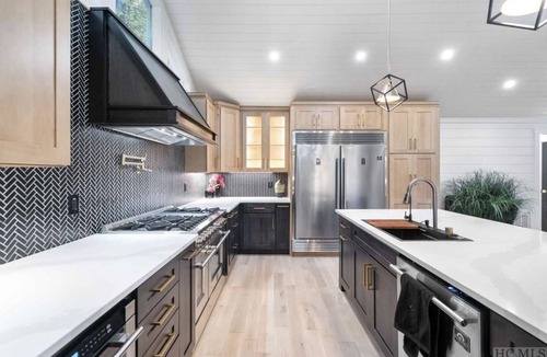 Highlands Hills House | New Mountain Home, EV Charger, All Ensuite Bedrooms, Fire-pit Area