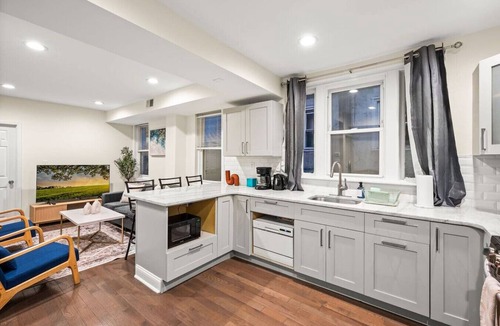 Southwark Apartment | New Spacious 3 Bedroom Apt in the Heart of Philly