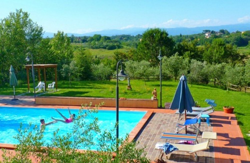 Fucecchio Villa | Nice apartment in villa for 2 guests with WIFI, pool, A/C and pets allowed