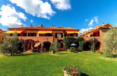 Sughera Apartment | Nice apartment with WIFI, pool, A/C, TV, patio and panoramic view, close to San Gimignano