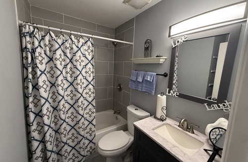 Forestview House | NJB Luxury Rentals in Hazel Crest, IL - Chicagoland - Shared Space in a House.
