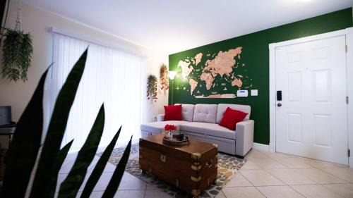 Gainesville Apartment | Nomad Hub,Fast Wi-Fi, King Comfort & Pool Vibes
