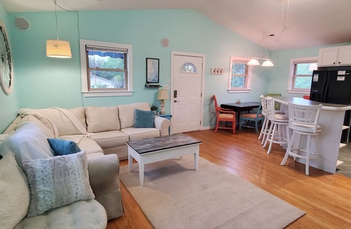 Colington Cottage | OBX Beach Xanadu - .7 miles to the beach plus HOTTUB! 🏖🏄‍♀️👙🩳🩱🩴🕶🏌‍♂️🚲