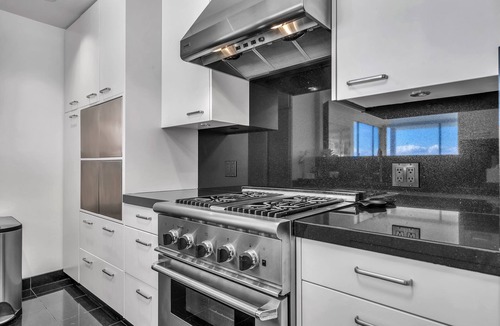 Eastern Malibu Condo | ❤️❤️Oceanfront Bliss: Pool, Jacuzzi, No Highway Noise!❤️❤️