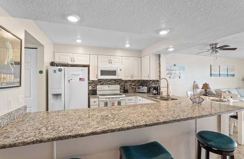 Canova Beach Condo | Oceanfront Getaway in a Cozy Town