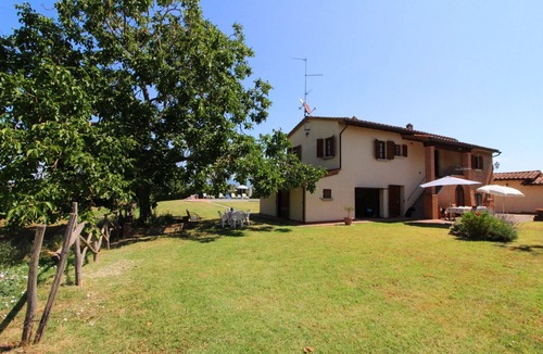 Foiano della Chiana Villa | Old farmhouse with private swimming pool and large outdoor area. Situated near the village of Foiano