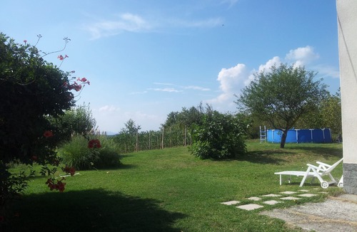 Simonetti House | Old farmhouse full of memories on a green hilltop