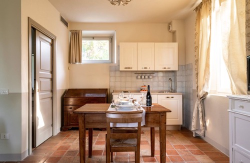 Santa Veneranda Apartment | On the ground floor of an old farmhouse, in the countryside with a swimming pool
