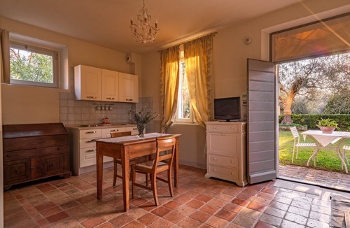 Santa Veneranda Apartment | On the ground floor of an old farmhouse, in the countryside with a swimming pool