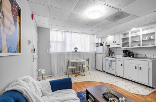 Queen Village Apartment | One bdrm Quaint flat w Deck