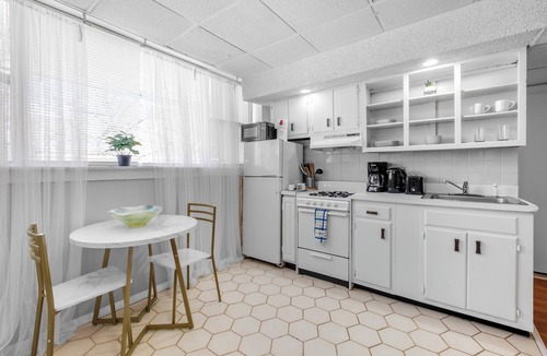 Queen Village Apartment | One bdrm Quaint flat w Deck