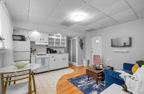 Queen Village Apartment | One bdrm Quaint flat w Deck