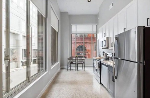 Downtown Cincinnati Apartment | OTR 2BR Queen Beds Walk-In Shower Smart TV