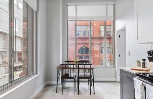 Downtown Cincinnati Apartment | OTR 2BR Queen Beds Walk-In Shower Smart TV