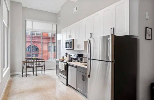 Downtown Cincinnati Apartment | OTR 2BR Queen Beds Walk-In Shower Smart TV