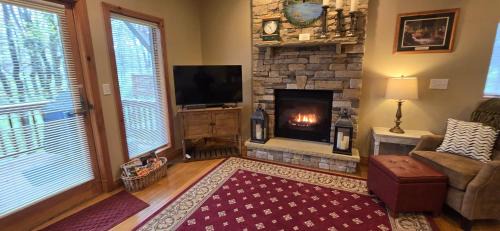 McHenry House | Our Heart's Desire- spacious 3 BR condo with hot tub in great location!