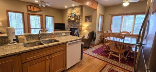 McHenry House | Our Heart's Desire- spacious 3 BR condo with hot tub in great location!