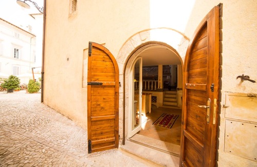 Trevi House | Palazzo Neri : A Historical Palazzo Situated On A Noble Square