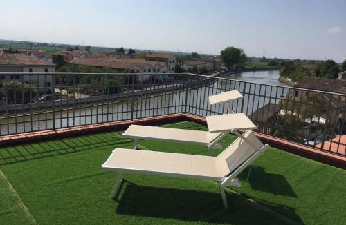 Codigoro Apartment | Palazzo Spada - Attico con terrazza vista fiume in centro