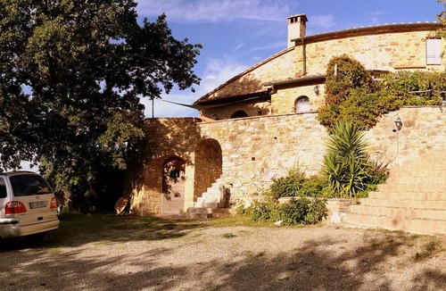 Radicondoli Apartment | Panoramic apartment with terrace, pool and garden, just 5 km from the old town.