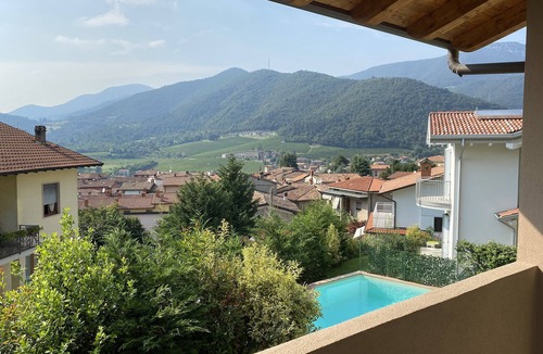 Entratico House | Panoramic three-room apartment