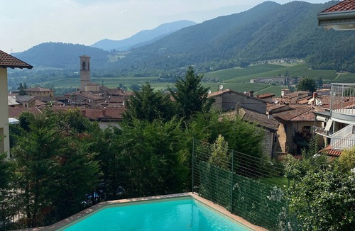 Entratico House | Panoramic three-room apartment